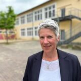 Ilka Degenhardt, die neue Leiterin der Martin-Luther-King-Schule, steht auf dem Schulhof am Standort Bahnhofstraße.