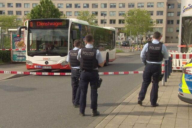 Der Tatort: Ein Unbekannter hat an der Bushaltestelle gegenüber vom Cinestar einen 27-Jährigen verletzt.