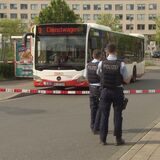 Der Tatort: Ein Unbekannter hat an der Bushaltestelle gegenüber vom Cinestar einen 27-Jährigen verletzt.
