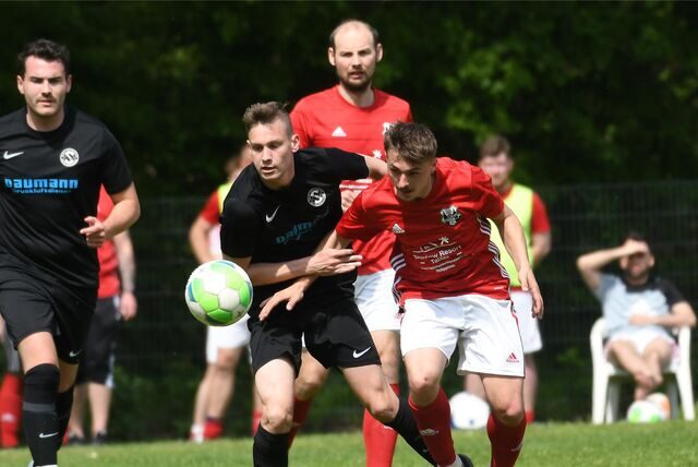 Der TuS Henrichenburg (rote Hemden) konnte gegen den Kreisliga-B-Spitzenreiter SSC Recklinghausen mit 1:0 in Führung gehen, unterlag aber am Ende mit 1:3 (1:1).