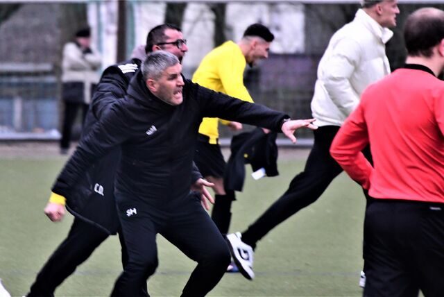 Unter den Augen der Spieler des VfB Habinghorst konnte Serhat Hakan (M), Trainer des BV Herne-Süd am 14. Mai den Titelgewinn seines Teams in der Kreisliga A bejubeln.