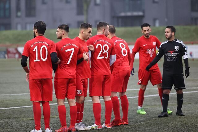 Die Victoria Habinghorst (schwarze Trikots), die aktuell noch in einer SG mit den SF Habinghorst/Dingen, haben sich bereits aus der Kreisliga A zurückgezogen. Bei der Arminia Ickern (rote Trikots) wird über die gleiche Maßnahme aktuell nachgedacht.
