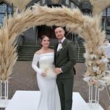Zu sehen ist eine Braut und ein Bräutigam vor dem Rathaus.