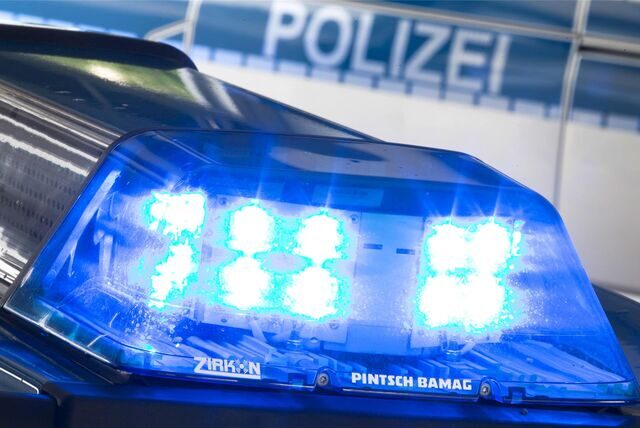 Blaulicht vor einem Polizeiwagen.