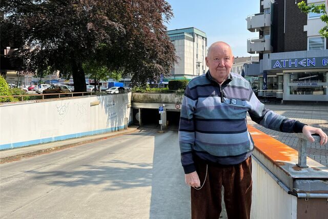 Franz Weiser vor der Einfahrt in die Tiefgarage Markt.