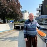 Franz Weiser vor der Einfahrt in die Tiefgarage Markt.