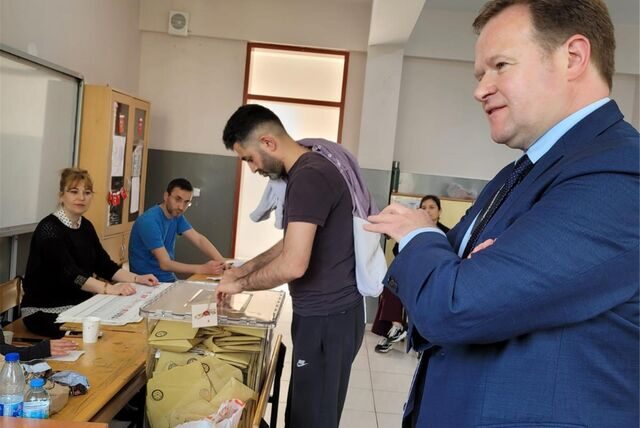 Frank Schwabe aus Castrop-Rauxel bei einem Besuch in einem Wahllokal in der Region Anakara. Der Castrop-Rauxeler leitete die Wahlbeobachtungsmission des Europarats in der Türkei am 14. Mai 2023 und bei der Präsidenten-Stichwahl am 28. Mai.