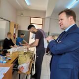 Frank Schwabe aus Castrop-Rauxel bei einem Besuch in einem Wahllokal in der Region Anakara. Der Castrop-Rauxeler leitete die Wahlbeobachtungsmission des Europarats in der Türkei am 14. Mai 2023 und bei der Präsidenten-Stichwahl am 28. Mai.
