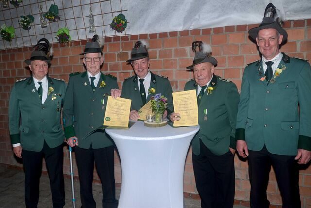 Seit einem halben Jahrhundert in der „4. Kompanie“ in Waltrop: Alfons Schulte-Sienbeck (2.v.l.), Theo Surmann (M.) und Bernhard Velthaus (2.v.r.) wurden auf der 100-Jahrfeier von Kompaniechef Christoph Rademacher (l.) und seinem Stellvertreter Jochen Bruns (r.) ausgezeichnet. Auf dem Foto stehen sie in Uniform an einem Stehtisch.