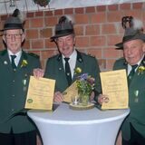 Seit einem halben Jahrhundert in der „4. Kompanie“ in Waltrop: Alfons Schulte-Sienbeck (2.v.l.), Theo Surmann (M.) und Bernhard Velthaus (2.v.r.) wurden auf der 100-Jahrfeier von Kompaniechef Christoph Rademacher (l.) und seinem Stellvertreter Jochen Bruns (r.) ausgezeichnet. Auf dem Foto stehen sie in Uniform an einem Stehtisch.