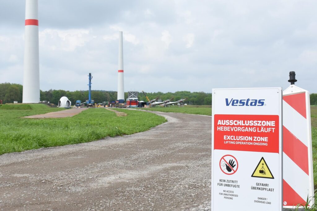 Blick auf die Baustelle: In Hullern werden derzeit zwei Vestas-Windräder gebaut. Blick auf die Baustelle: In Hullern werden derzeit zwei Vestas-Windräder gebaut.