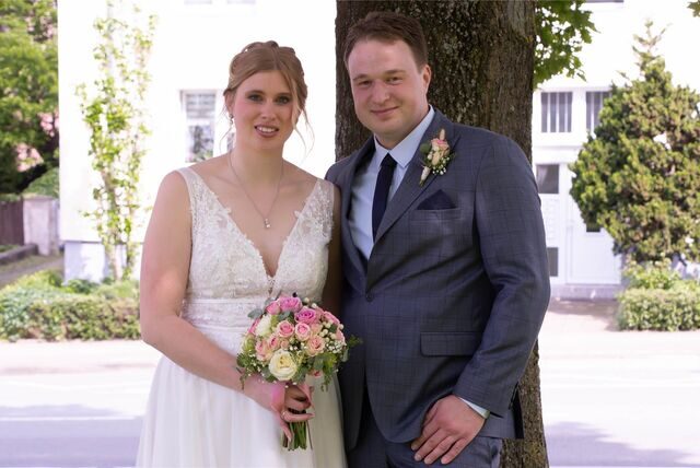 Annika Rüttershoff und André (geborener Koops) haben geheiratet. Freunde und Familie begleiteten sie zur Elisabethkirche in Obercastrop.