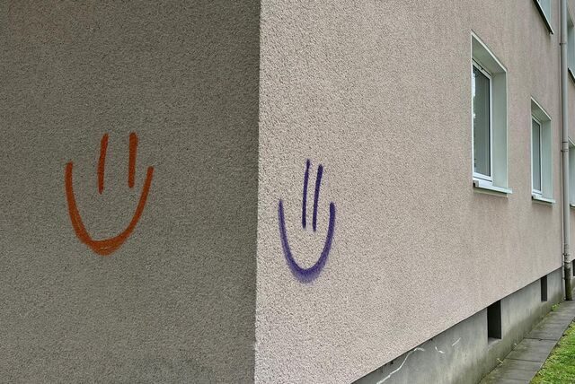 Zwei Smileys wurden auf eine Hauswand in Castrop-Rauxel-Merklinde gesprüht.