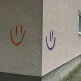 Zwei Smileys wurden auf eine Hauswand in Castrop-Rauxel-Merklinde gesprüht.