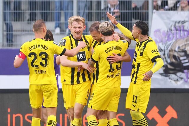 BVB-U23-Spieler bejubeln ein Tor.