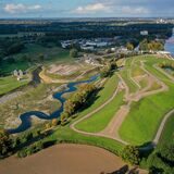 Castrop-Rauxel, am Wasserkreuz Emscher-RHK in Castrop-Rauxel entsteht eine neue Brücke „Sprung über die Emscher“, eine Fuß- und Radwegebrücke über die Emscher und dem Rhein-Herne-Kanal, das große Mittelstück wird aufwändig mit Schwimmkran „eingeschwommen“ und montiert, Standort West-Seite, Blick emscheraufwärts auf das Baufeld EMSCHERLAND, Mündung Suderwicher Bach.