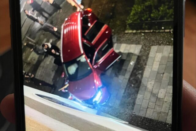 Sekunden nach dem Crash: Der Bewohner des betroffenen Hauses hat dieses Foto mit seinem Handy gemacht.