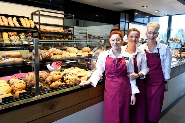 Christina Krastnostschokov, Johanna Wieczorek und Tessie Messing (von links) stehen im Ewald-Café in Herten-Süd vor der Brötchen-Theke.