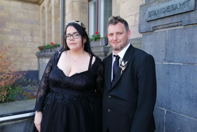 Zu sehen sind Markus und Larissa Bosshammer wie sie vor dem Standesamt in Recklinghausen stehen.