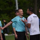 Luca-Noél Perschke und Trainer Aykut Kocabas diskutieren