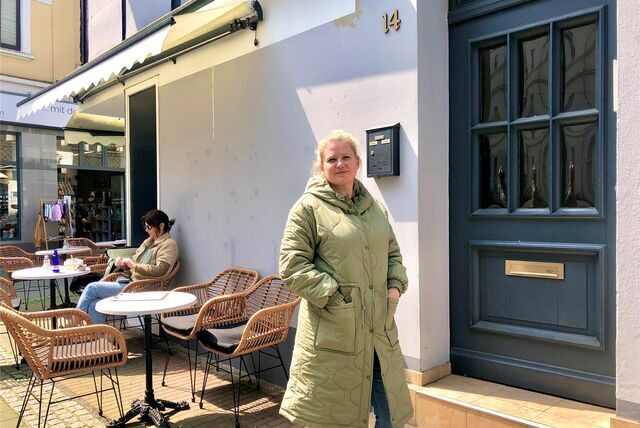 „Yam“-Inhaberin Jessica Hildebrand vor ihrer Seitentür