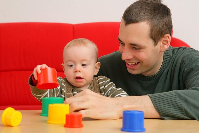 Ein junger Vater spielt mit seinem Sohn