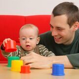 Ein junger Vater spielt mit seinem Sohn