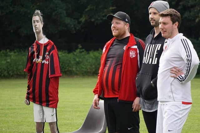 Beim 32. Gemeinde-Fußballfest des TuS Henrichenburg am Vatertag 2019 waren 18 Hobby-Mannschaften am Ball. Und CR7 (l) sowie Electric Callboy Kevin Ratajczak (2.v.r.) unter den Zuschauern.