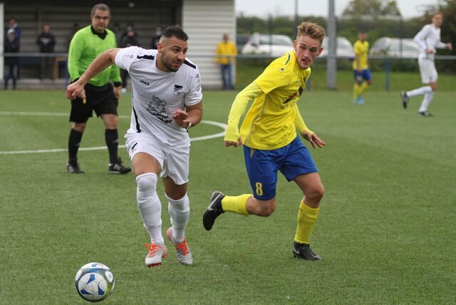 Ufuk Ekincier dribbelt den Fußball.