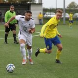 Ufuk Ekincier dribbelt den Fußball.