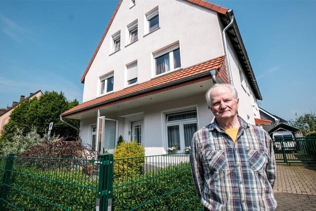 Andreas Niederhöfer vor seinem Haus an der Grullbadstraße in Recklinghausen.