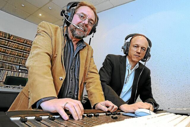 Bernd Schaarmann an einem Mischpult.