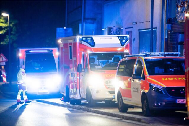 Auf der Straße stehen Rettungswagen und ein Notarztwagen.