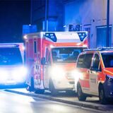 Auf der Straße stehen Rettungswagen und ein Notarztwagen.