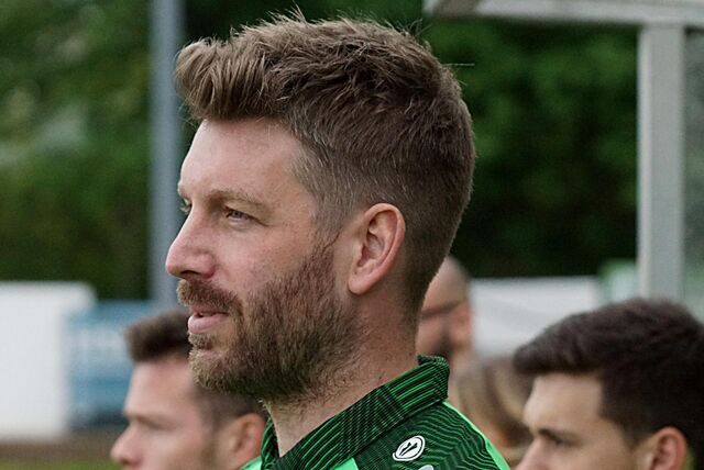 Marco Köhler (Trainer SG Massen) steht an der Seitenlinie