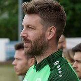 Marco Köhler (Trainer SG Massen) steht an der Seitenlinie