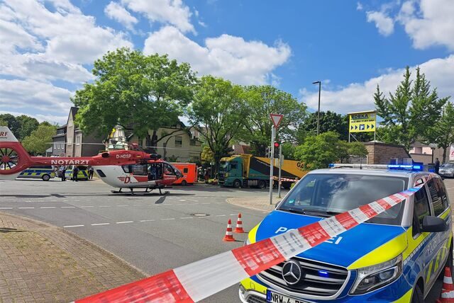 Ein Rettungshubschrauber landete nach einem schweren Unfall im Stadtteil Brackel und musste einen Fahrradfahrer notversorgen.