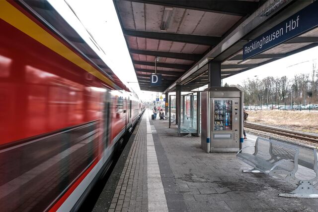 Ein Zug fährt durch den Hauptbahnhof Recklinghausen.