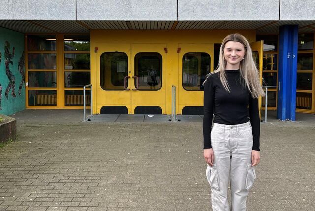 Nora Diekmann vor der Rosa-Parks-Schule.