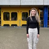 Nora Diekmann vor der Rosa-Parks-Schule.