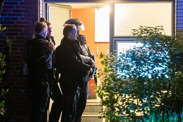 Bewaffnete Polizisten stehen an einer Haustür. Eine Mutter und ihre beiden fünf und acht Jahre alten Kinder sind tot in ihrer Wohnung im nordrhein-westfälischen Herten gefunden worden. Der 35 Jahre alte Lebensgefährte und Vater sei einige Zeit später in Marl festgenommen worden, teilten Polizei und Staatsanwaltschaft am Mittwoch mit. +++ dpa-Bildfunk +++