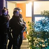 Bewaffnete Polizisten stehen an einer Haustür. Eine Mutter und ihre beiden fünf und acht Jahre alten Kinder sind tot in ihrer Wohnung im nordrhein-westfälischen Herten gefunden worden. Der 35 Jahre alte Lebensgefährte und Vater sei einige Zeit später in Marl festgenommen worden, teilten Polizei und Staatsanwaltschaft am Mittwoch mit. +++ dpa-Bildfunk +++