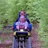 Ilse Fritsch (92) zusammen mit ihrem Enkel Julian Fritsch (33) auf dem Sternrodler in Bruchhausen. hier bretterten sie mit bis zu 38 km/h den Hang herunter.