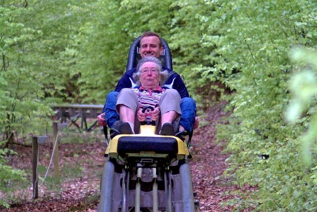 Ilse Fritsch (92) zusammen mit ihrem Enkel Julian Fritsch (33) auf dem Sternrodler in Bruchhausen. hier bretterten sie mit bis zu 38 km/h den Hang herunter.
