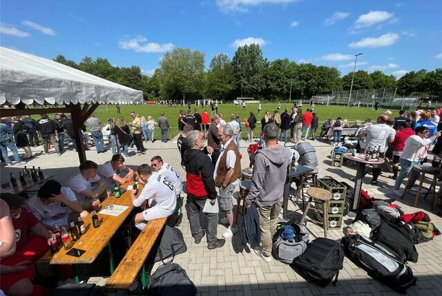 Menschen versammeln sich beim Gemeindefußballfest in Henrichenburg 2023.