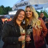 Zwei Frauen stehen auf dem Außengelände der Feuerwehr Datteln.