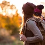 Zwei Wanderer laufen im Wald.