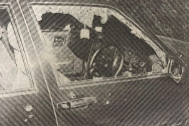 Mordanschlag der IRA auf Heidi Hazell in Unna-Massen am 7. September 1989: Mit einem AK-47-Sturmgewehr (Kalaschnikow) hatte der Täter 14 Kugeln durch Scheibe und Karosserie des rechtsgelenkten Saab 9000i von Hazells Mann geschossen.