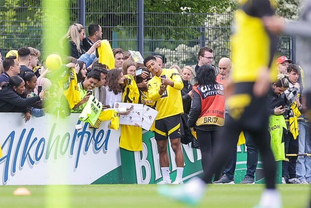 Jude Bellingham gibt Autogramme.