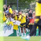 Jude Bellingham gibt Autogramme.